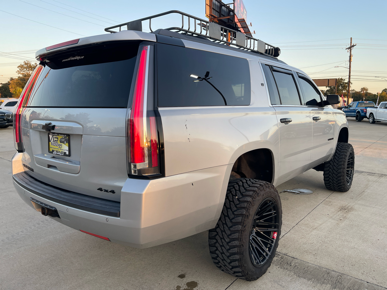 Chevrolet Suburban 4WD 4dr 1500 LT 2017
