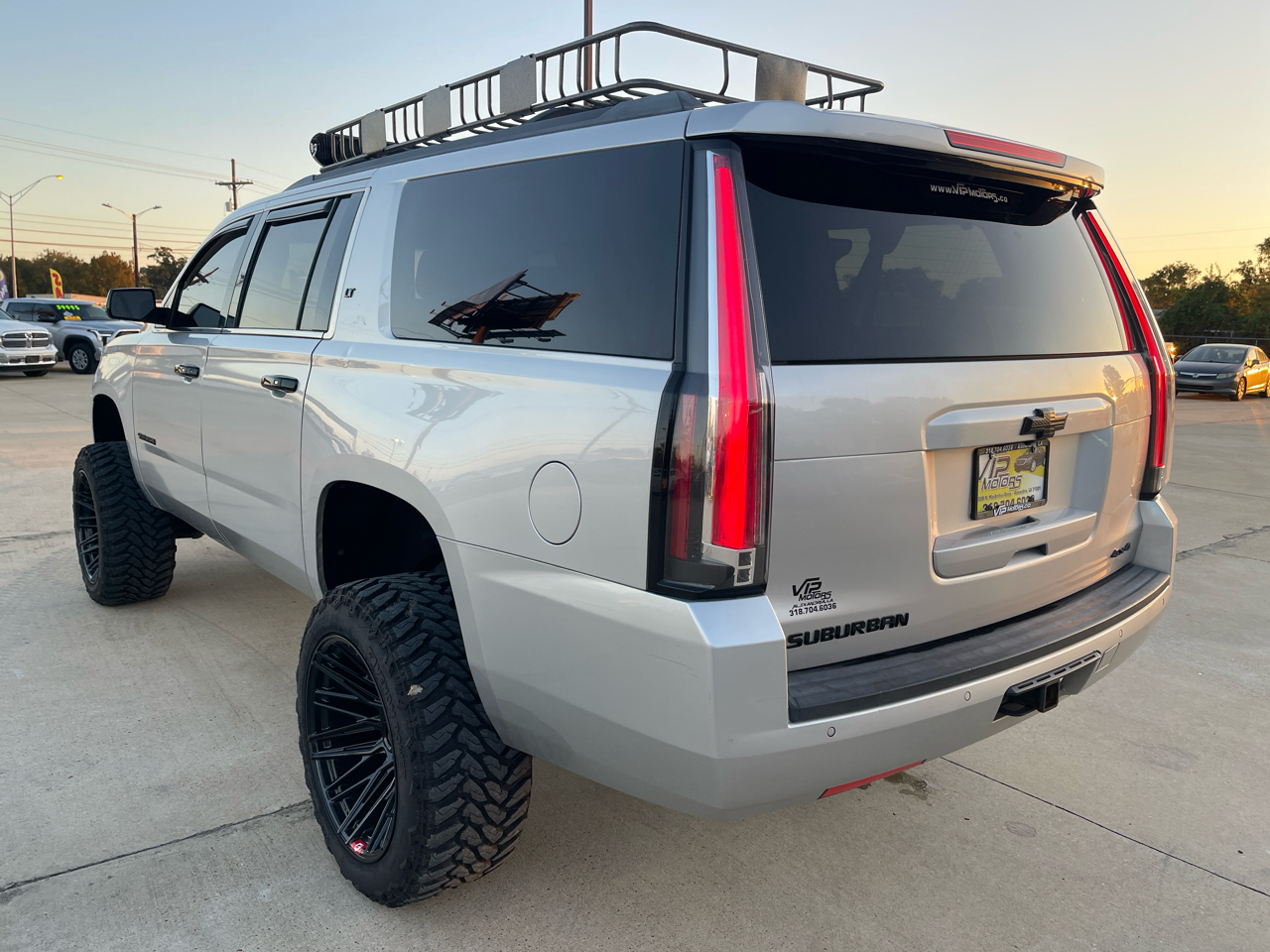 Chevrolet Suburban 4WD 4dr 1500 LT 2017