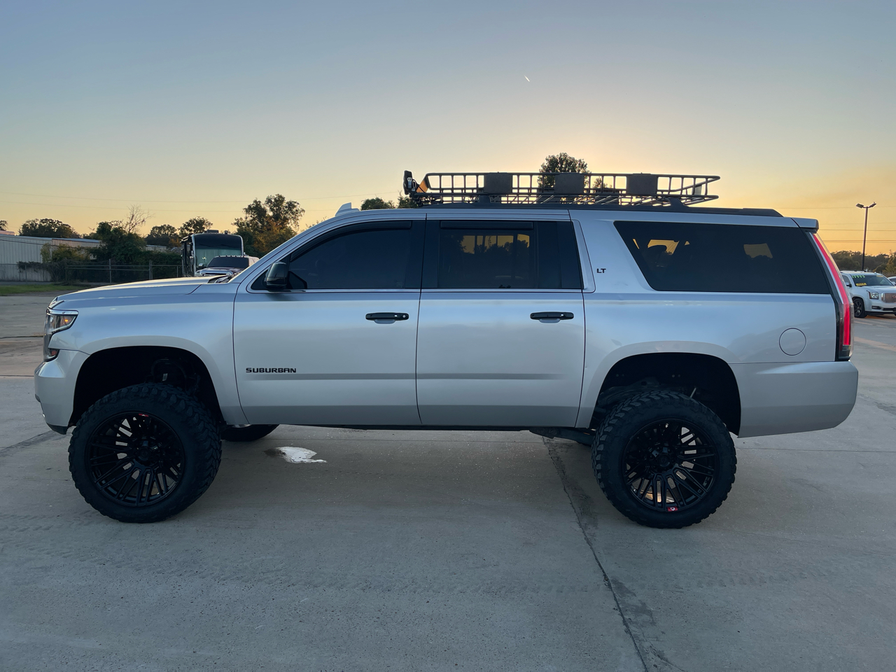 Chevrolet Suburban 4WD 4dr 1500 LT 2017