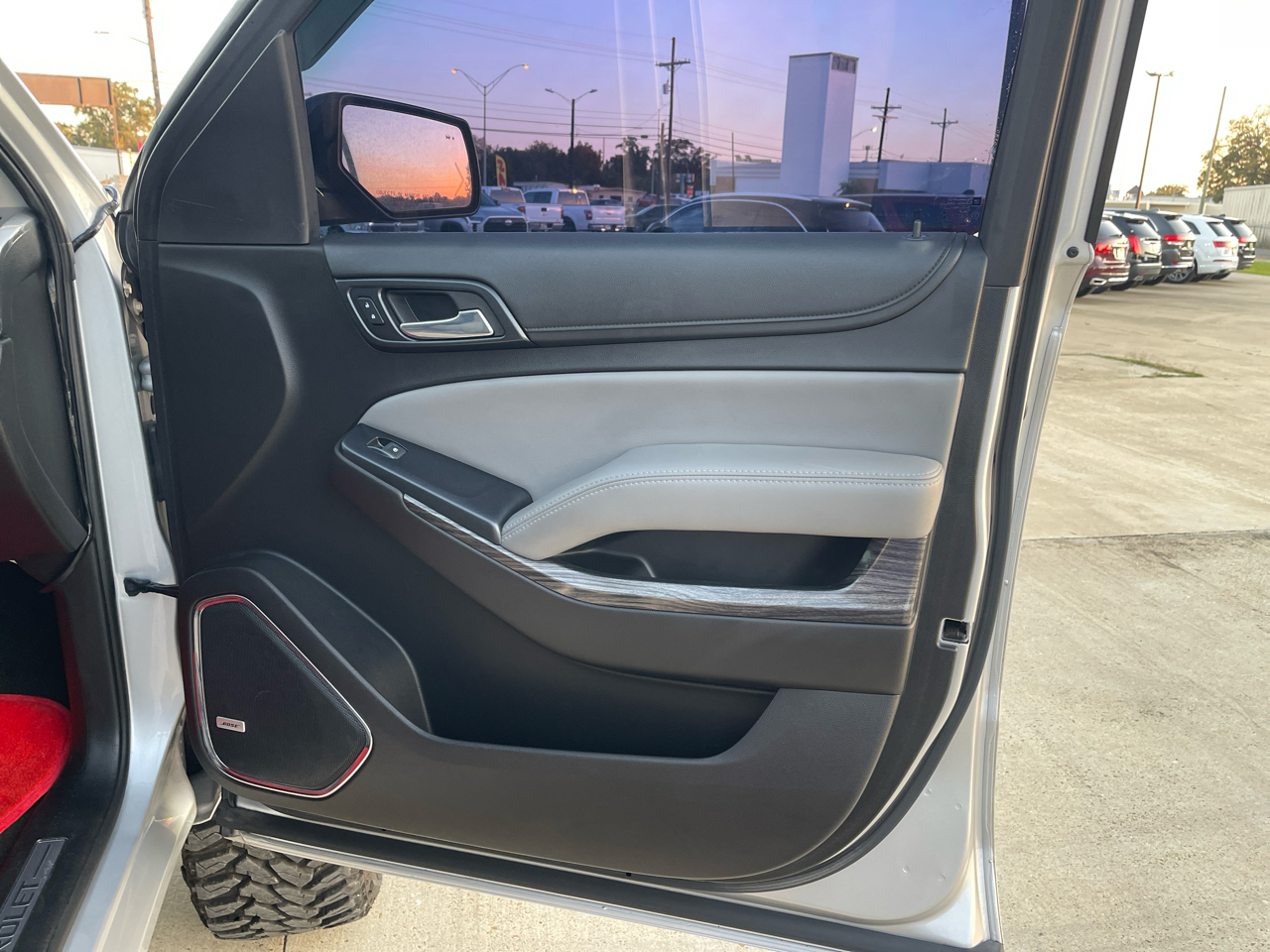 Chevrolet Suburban 4WD 4dr 1500 LT 2017