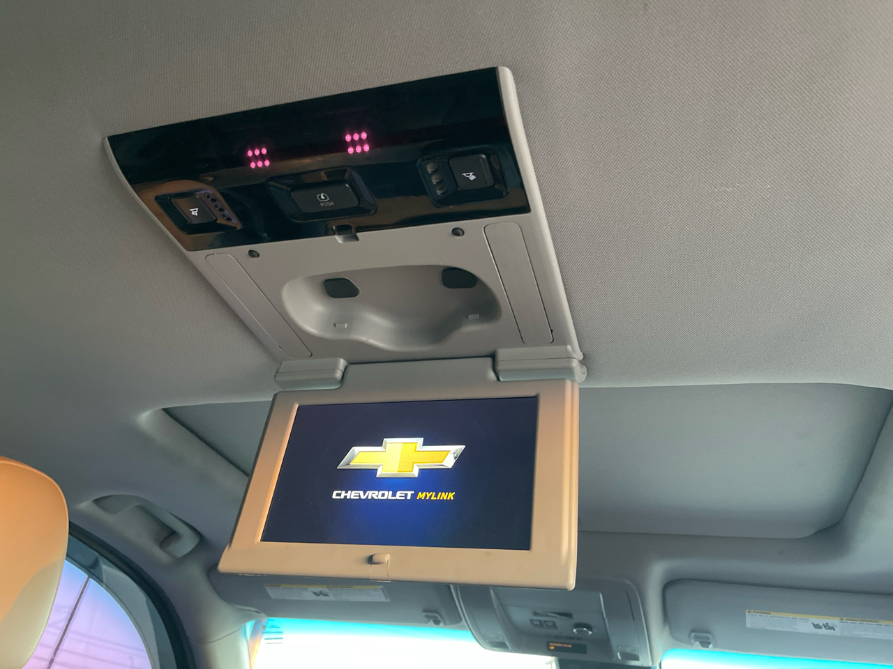 Chevrolet Suburban 4WD 4dr 1500 LT 2017