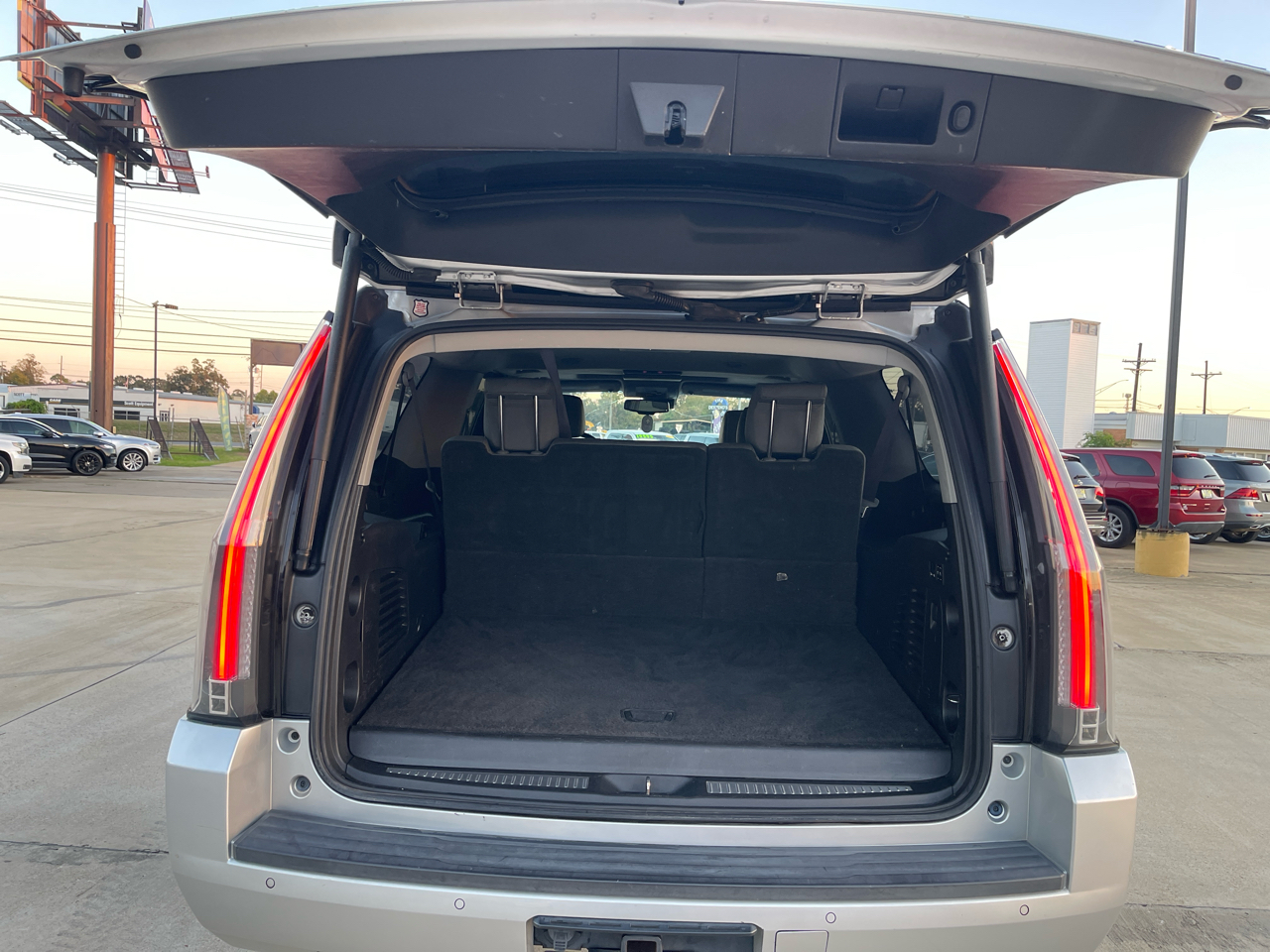 Chevrolet Suburban 4WD 4dr 1500 LT 2017