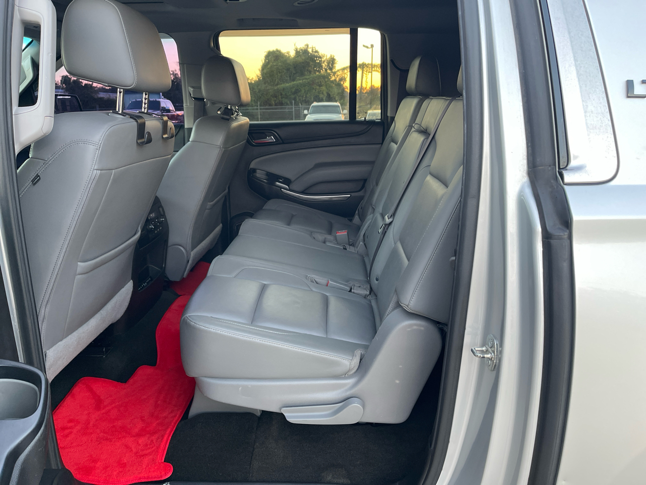 Chevrolet Suburban 4WD 4dr 1500 LT 2017