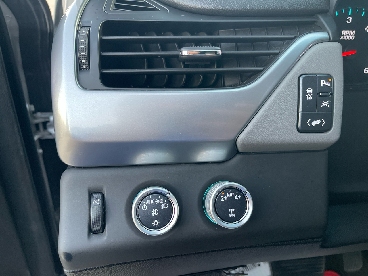 Chevrolet Suburban 4WD 4dr 1500 LT 2017