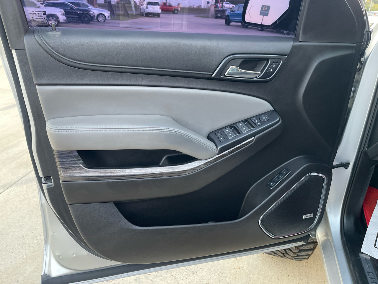 Chevrolet Suburban 4WD 4dr 1500 LT 2017