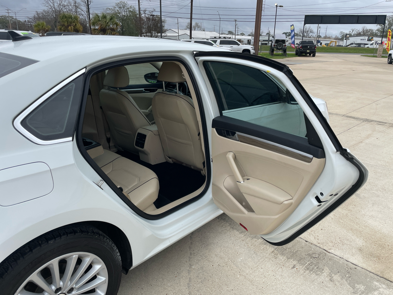 Volkswagen Passat 4dr Sdn 1.8T Auto SE 2016