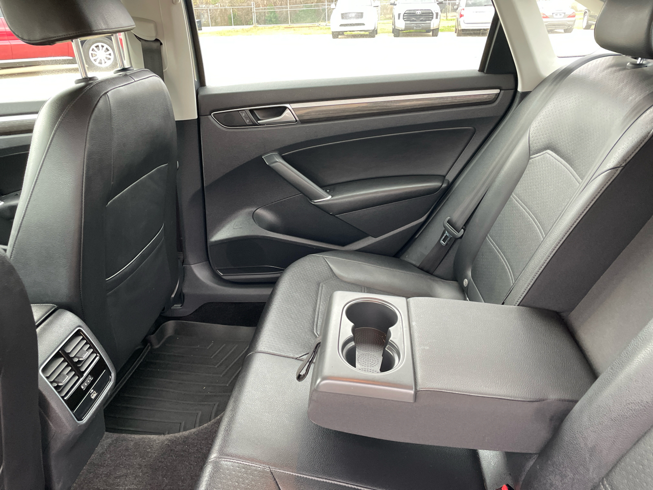 Volkswagen Passat 4dr Sdn 1.8T Auto SE PZEV 2016