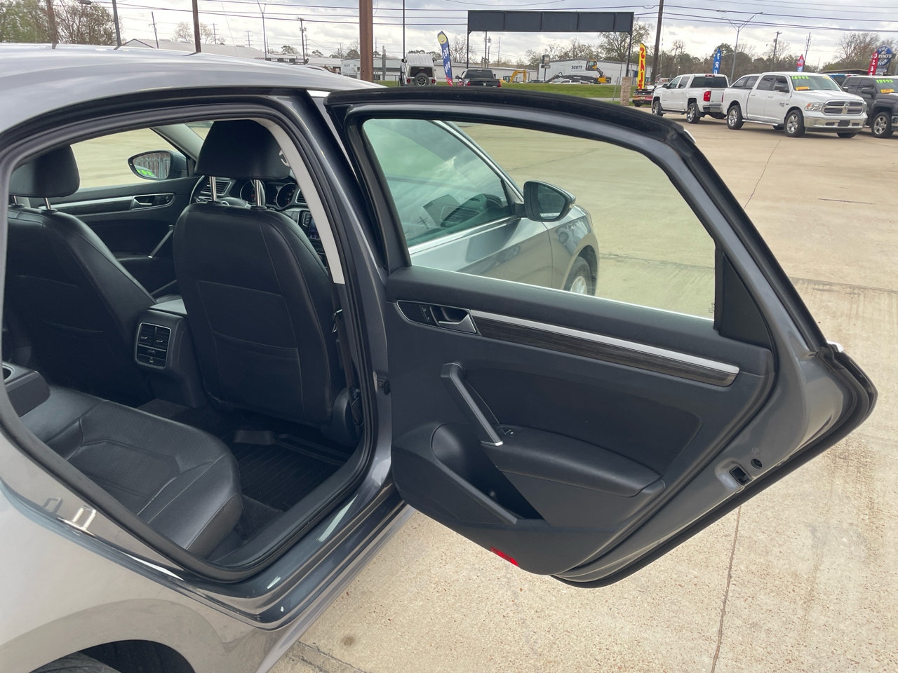 Volkswagen Passat 4dr Sdn 1.8T Auto SE PZEV 2016