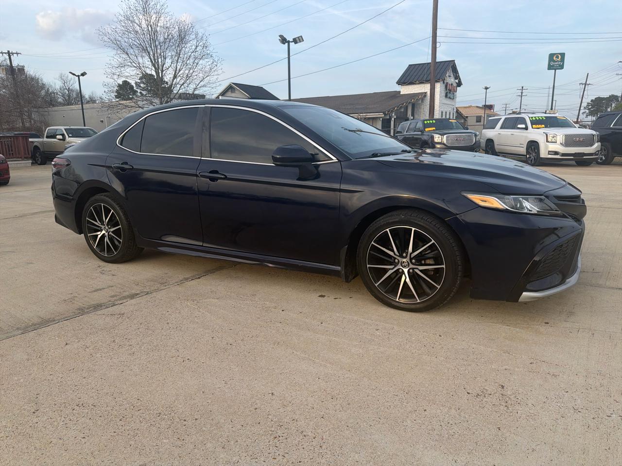 Toyota Camry SE Auto (Natl) 2021
