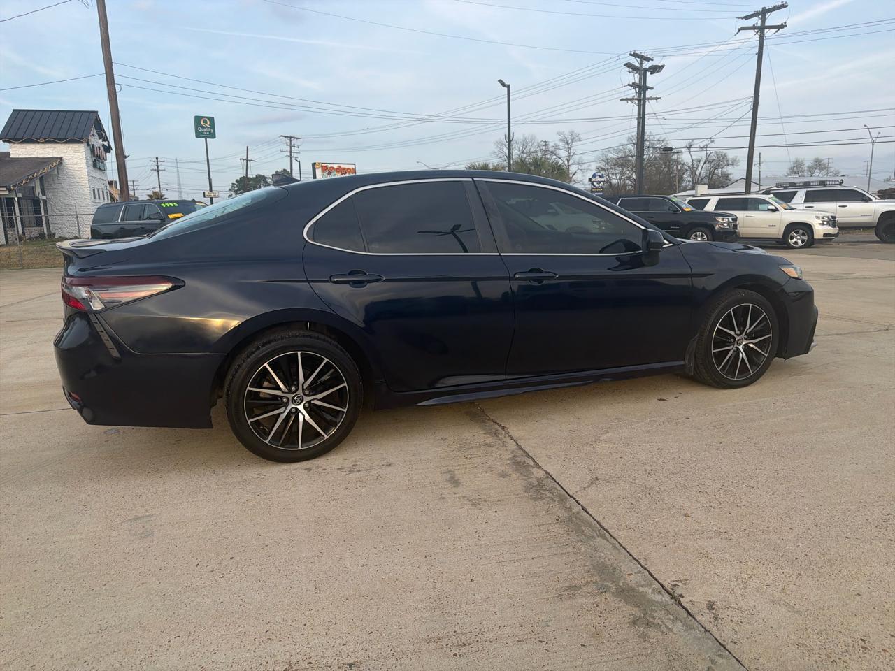 Toyota Camry SE Auto (Natl) 2021