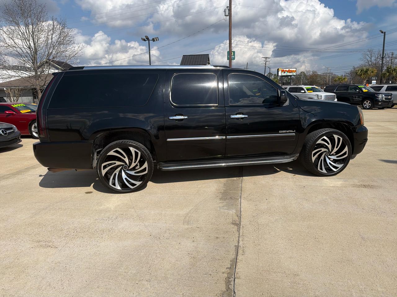 GMC Yukon XL AWD 4dr 1500 Denali 2010