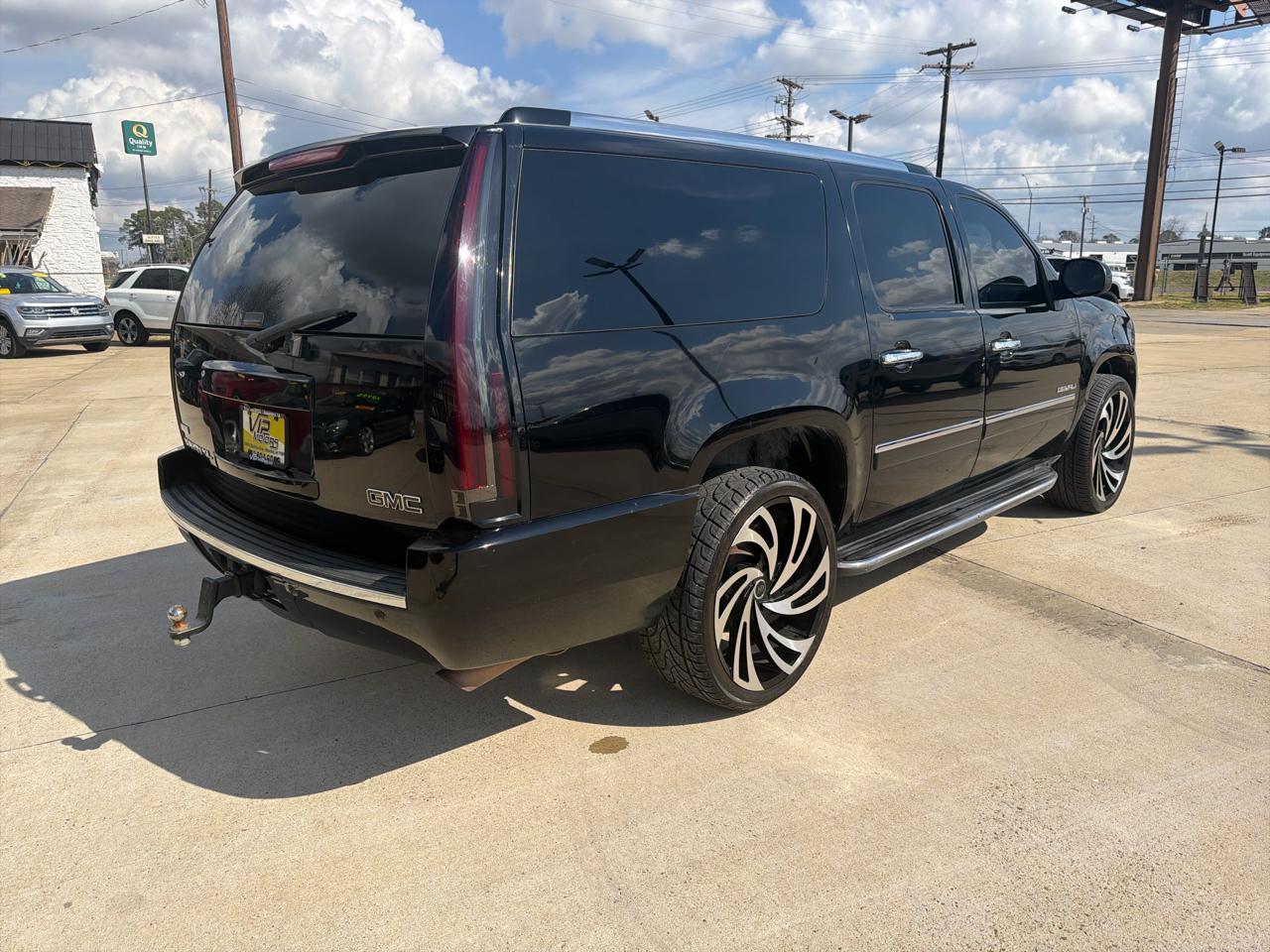 GMC Yukon XL AWD 4dr 1500 Denali 2010