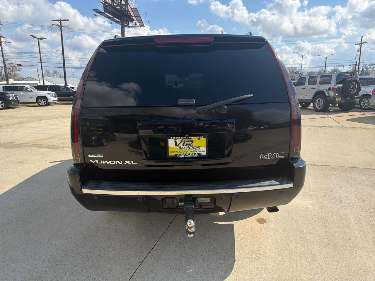 GMC Yukon XL AWD 4dr 1500 Denali 2010