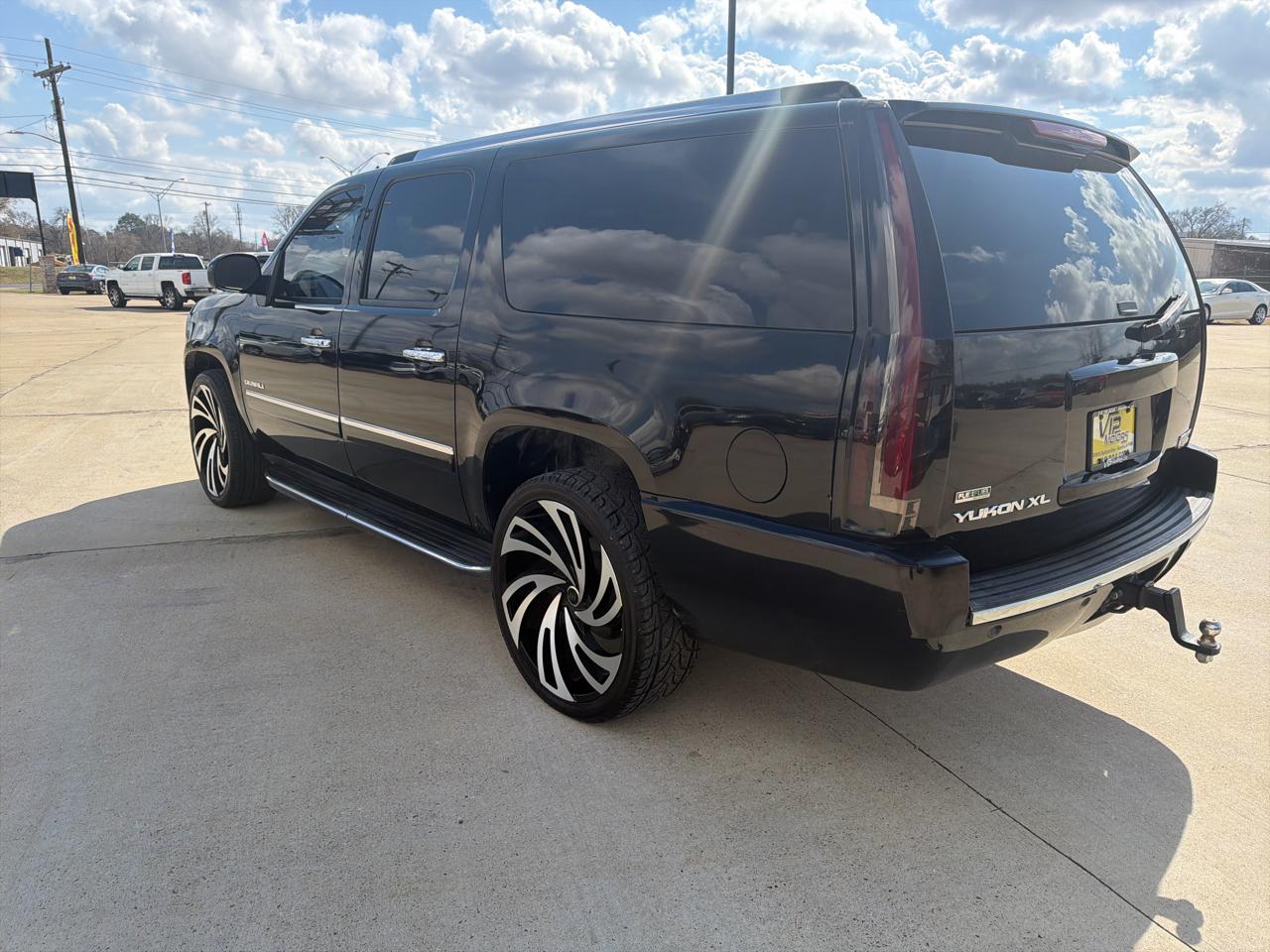 GMC Yukon XL AWD 4dr 1500 Denali 2010