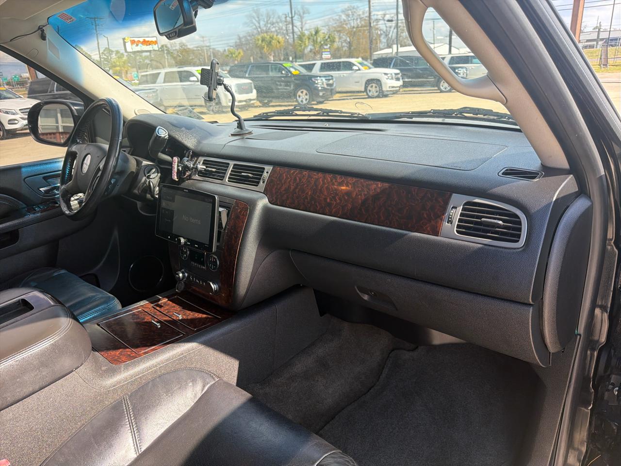 GMC Yukon XL AWD 4dr 1500 Denali 2010