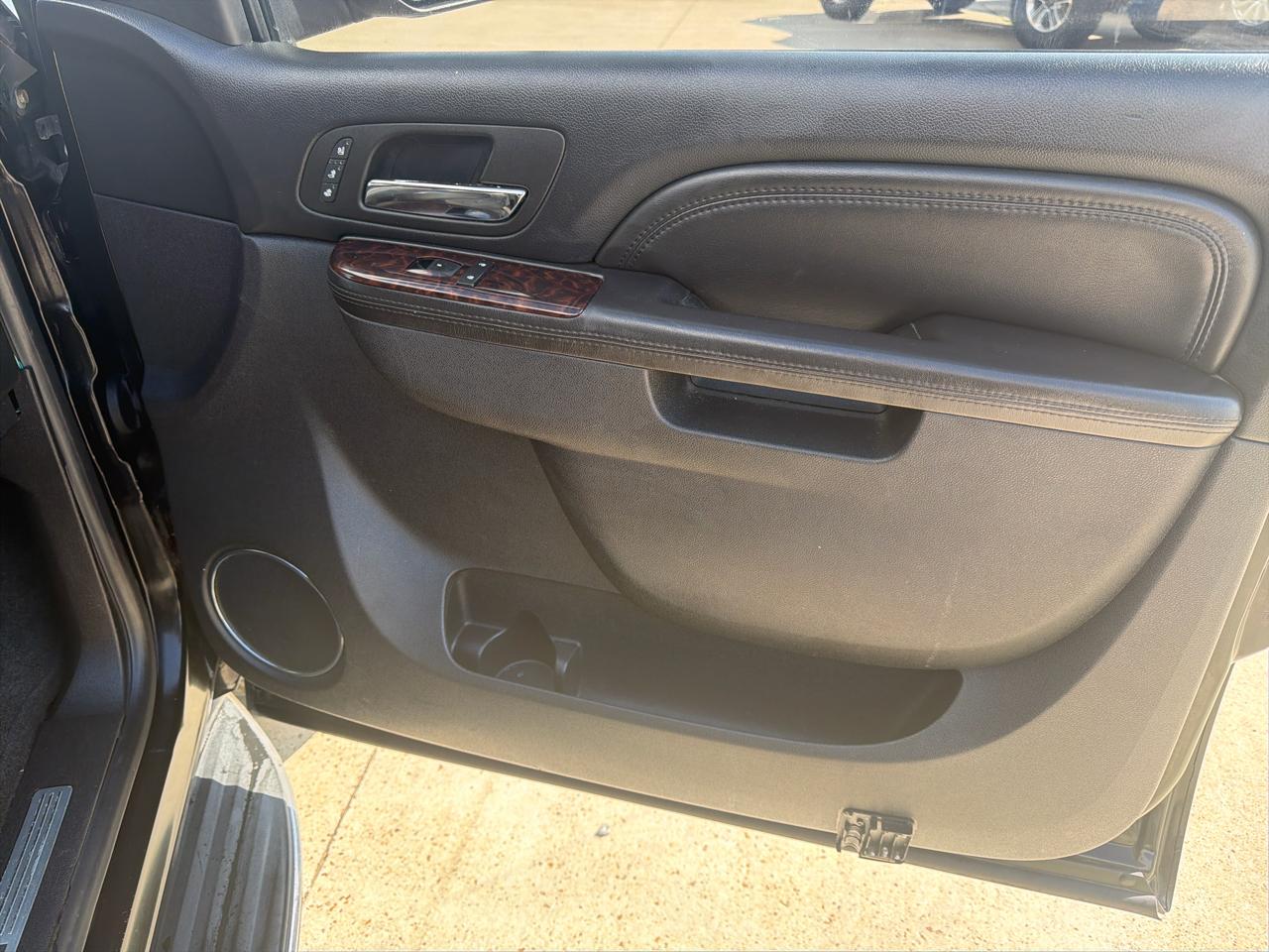 GMC Yukon XL AWD 4dr 1500 Denali 2010