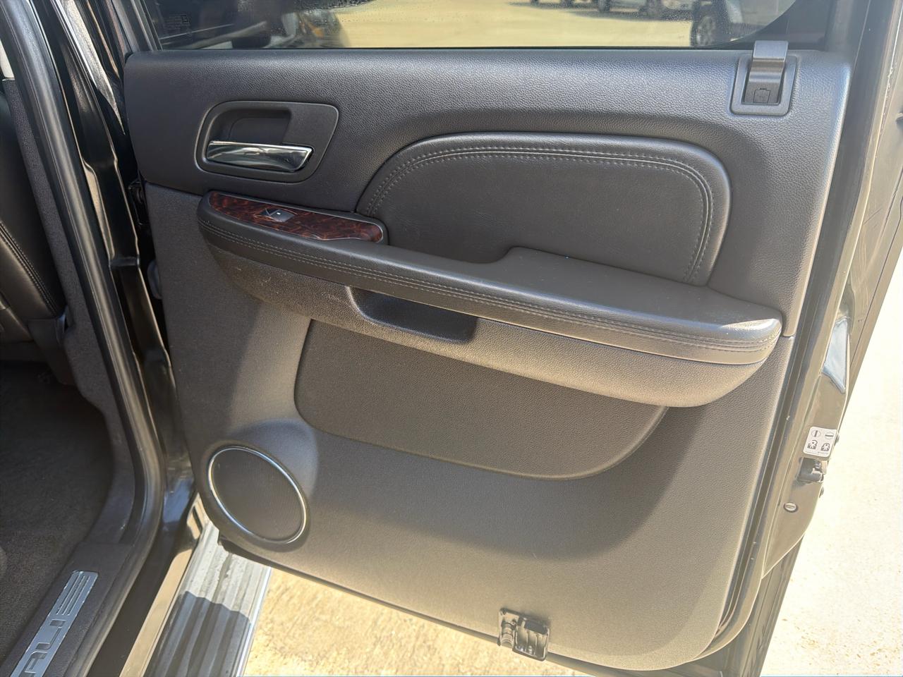 GMC Yukon XL AWD 4dr 1500 Denali 2010