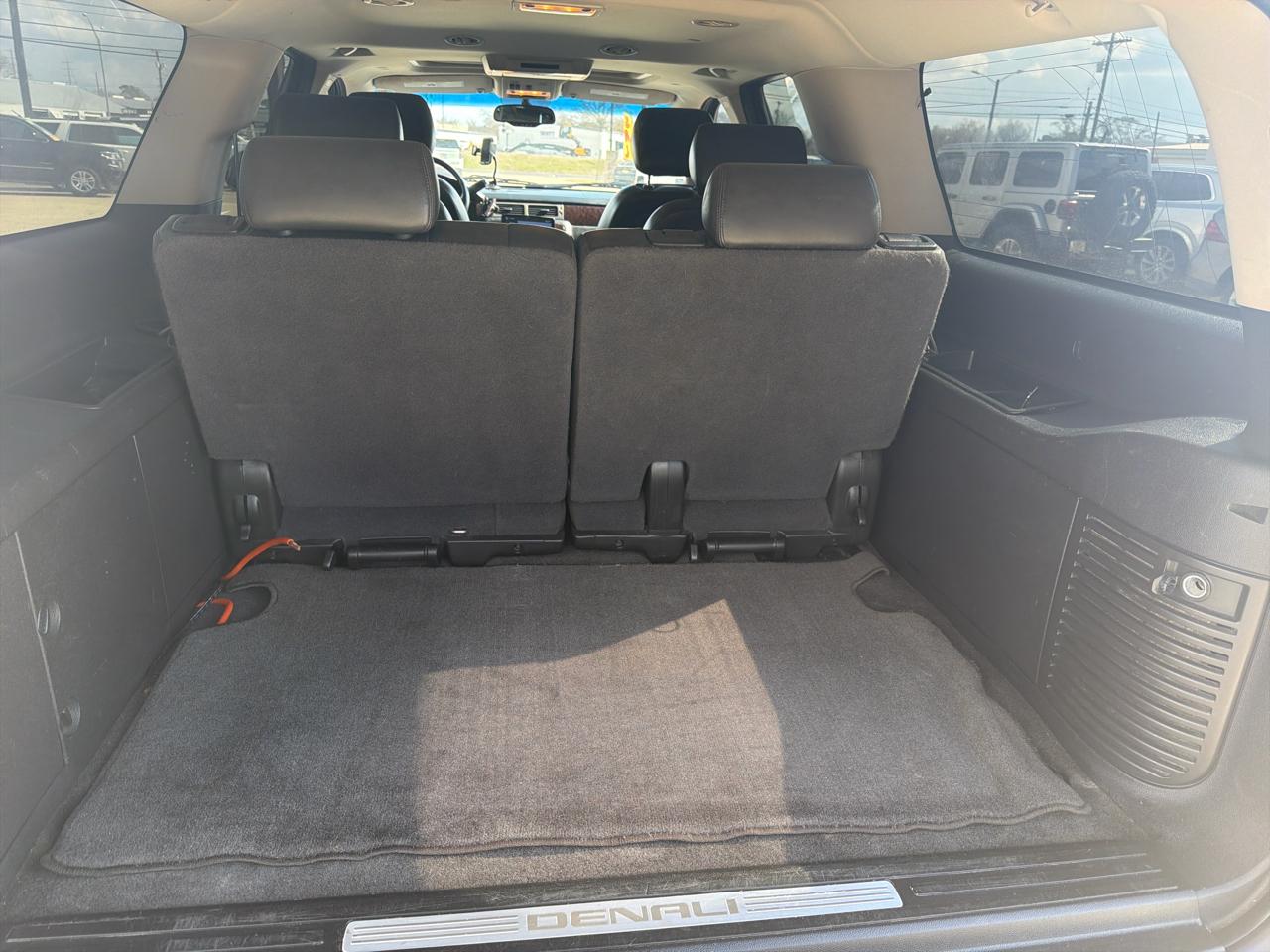 GMC Yukon XL AWD 4dr 1500 Denali 2010