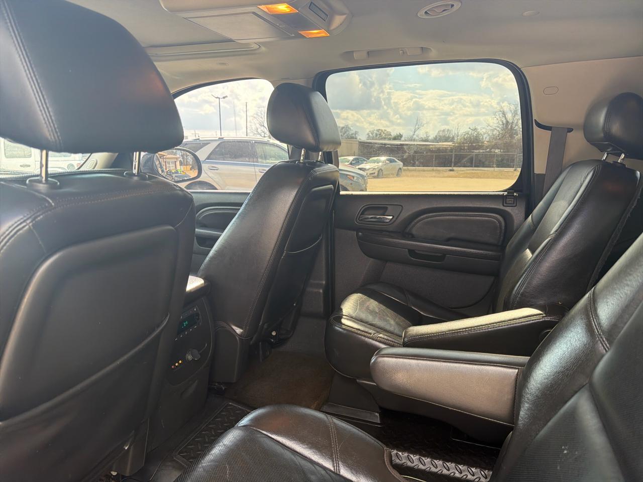 GMC Yukon XL AWD 4dr 1500 Denali 2010