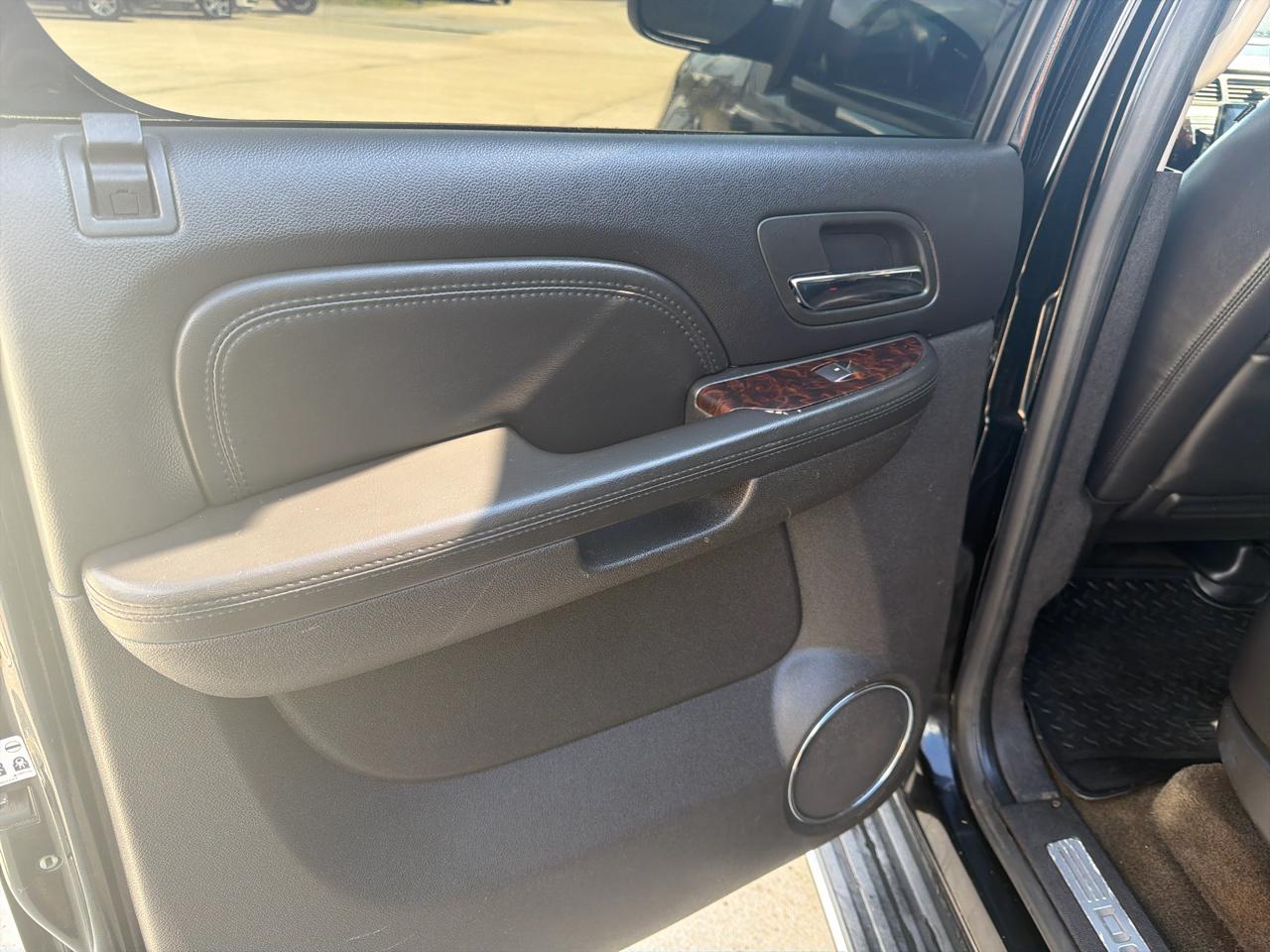 GMC Yukon XL AWD 4dr 1500 Denali 2010