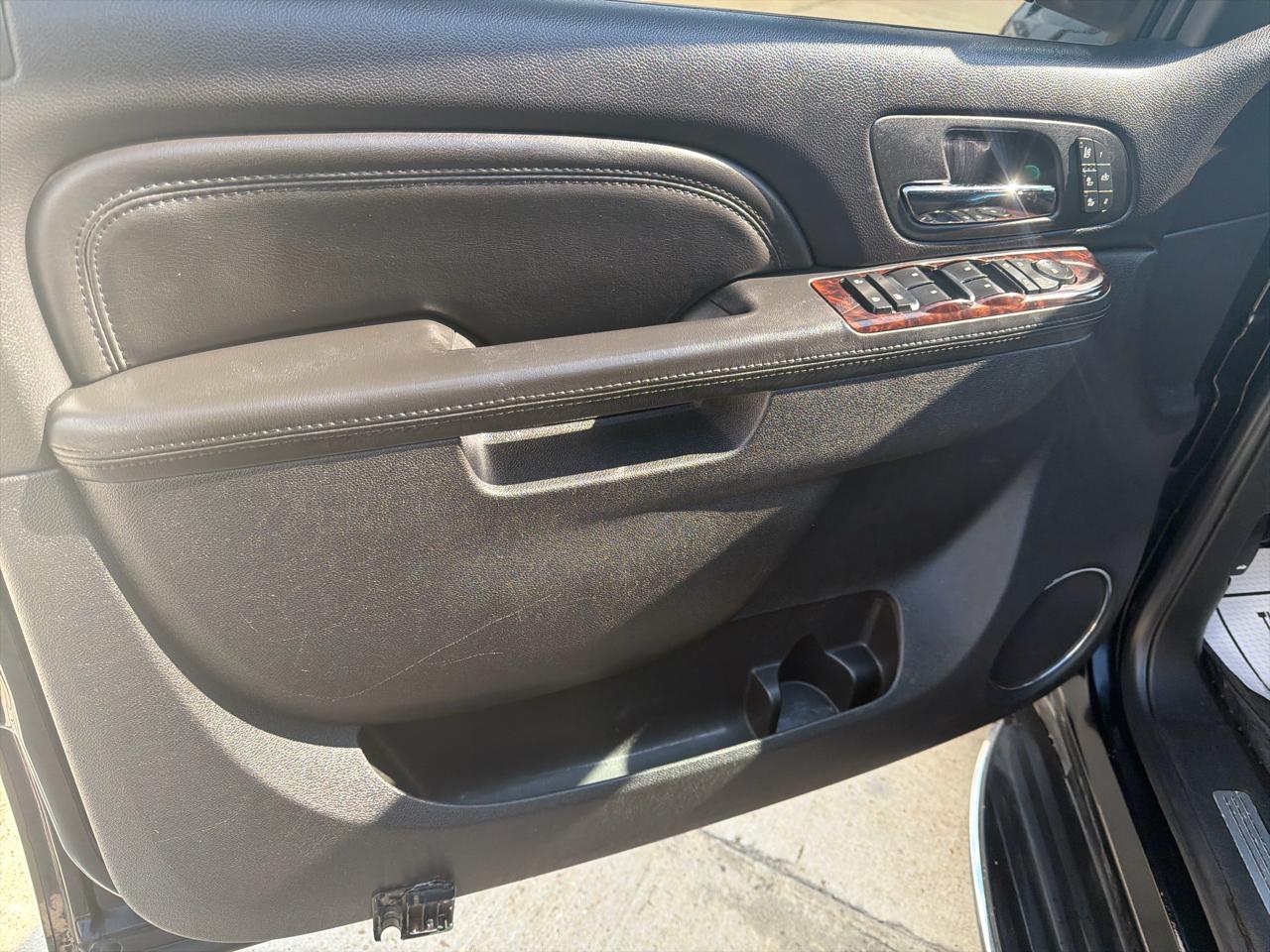 GMC Yukon XL AWD 4dr 1500 Denali 2010