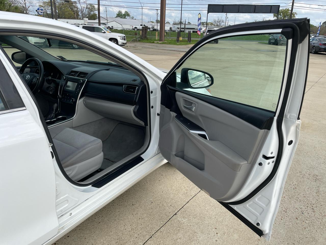 Toyota Camry LE Auto (Natl) 2017