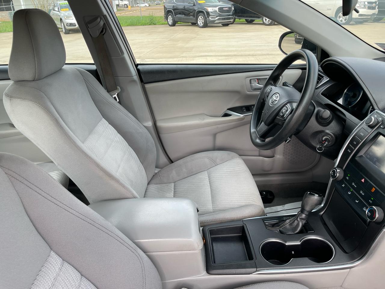 Toyota Camry LE Auto (Natl) 2017