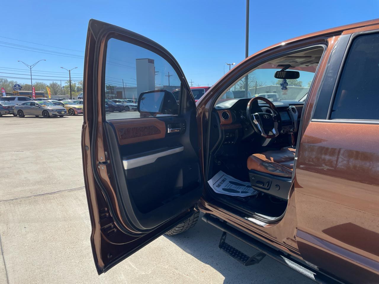 Toyota Tundra 4WD Truck CrewMax 5.7L FFV V8 6-Spd AT 1794 (Natl) 2016