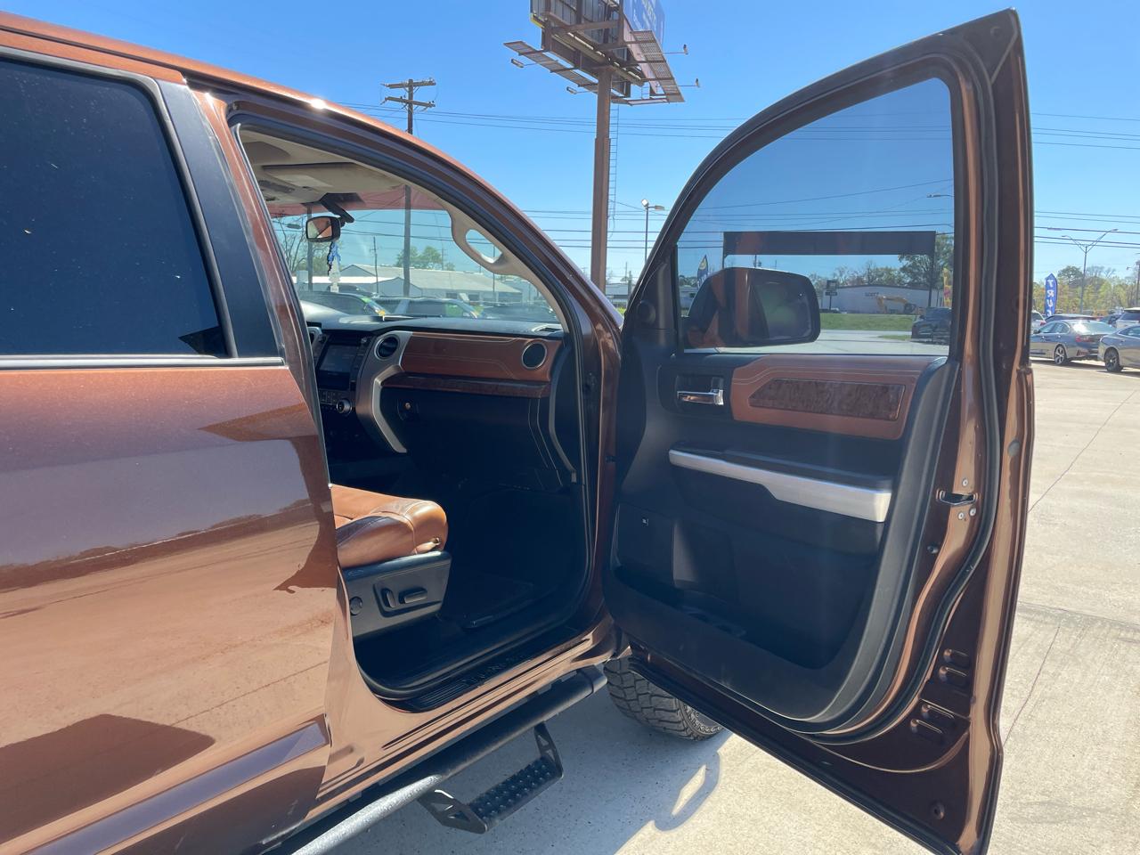 Toyota Tundra 4WD Truck CrewMax 5.7L FFV V8 6-Spd AT 1794 (Natl) 2016