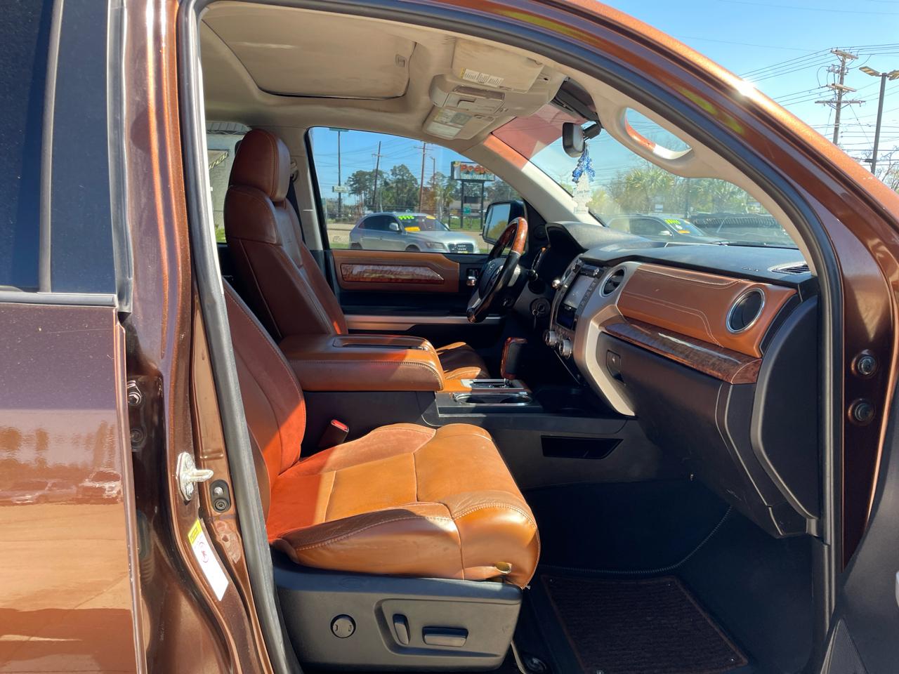 Toyota Tundra 4WD Truck CrewMax 5.7L FFV V8 6-Spd AT 1794 (Natl) 2016