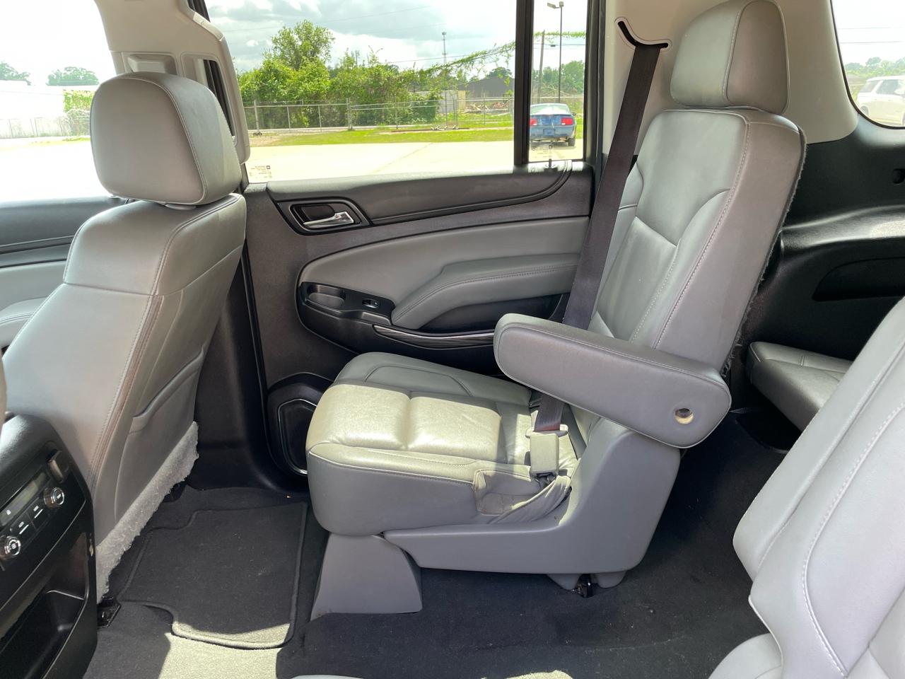 Chevrolet Suburban 4WD 4dr 1500 LT 2019