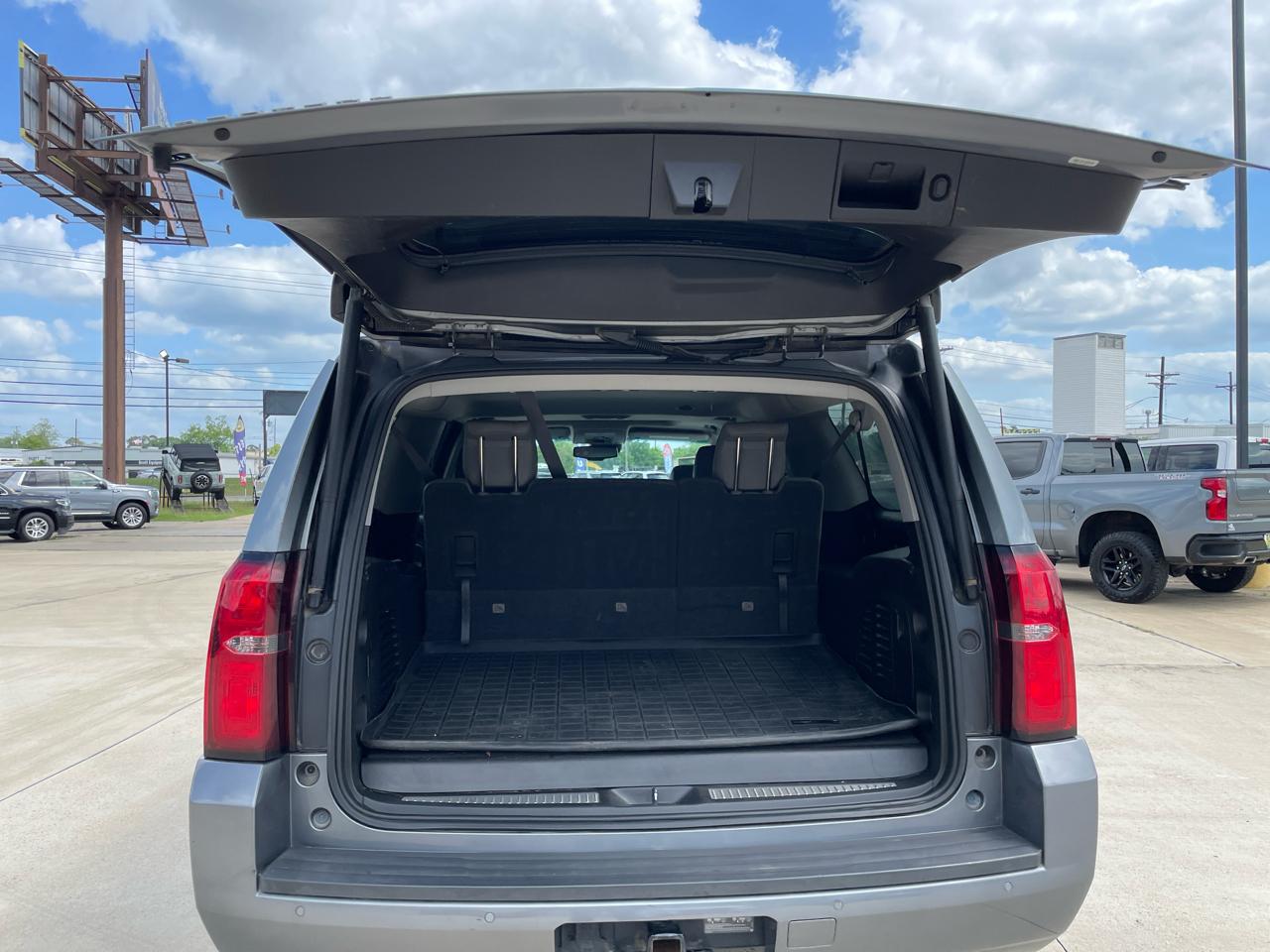 Chevrolet Suburban 4WD 4dr 1500 LT 2019