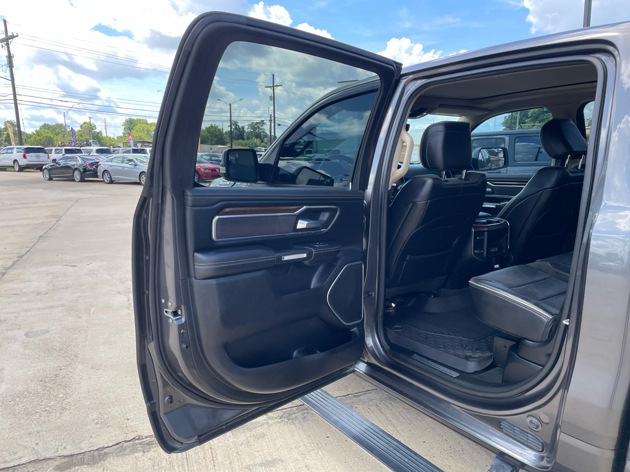 RAM 1500 Laramie 4x4 Crew Cab 5'7" Box 2021