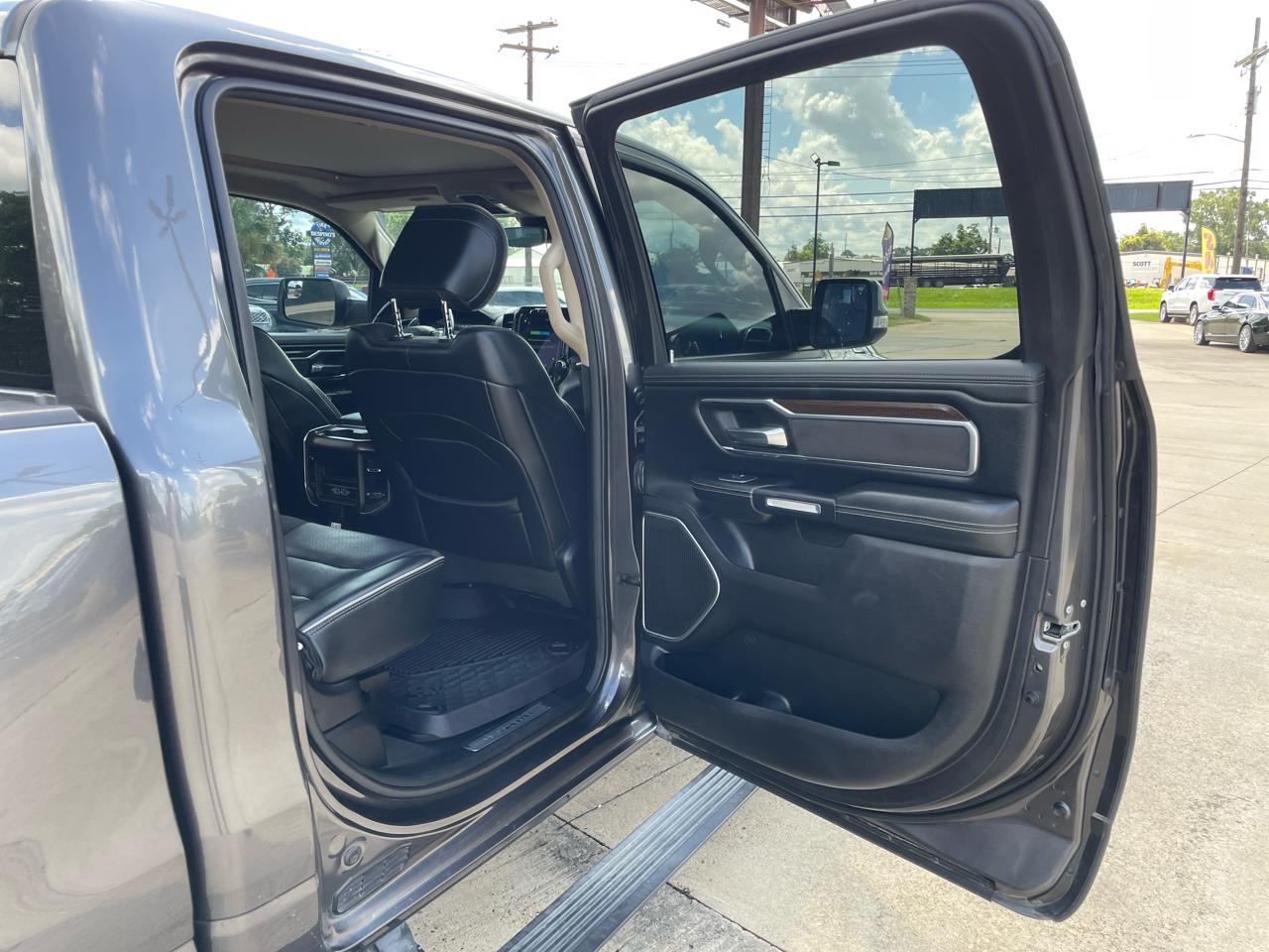 RAM 1500 Laramie 4x4 Crew Cab 5'7" Box 2021