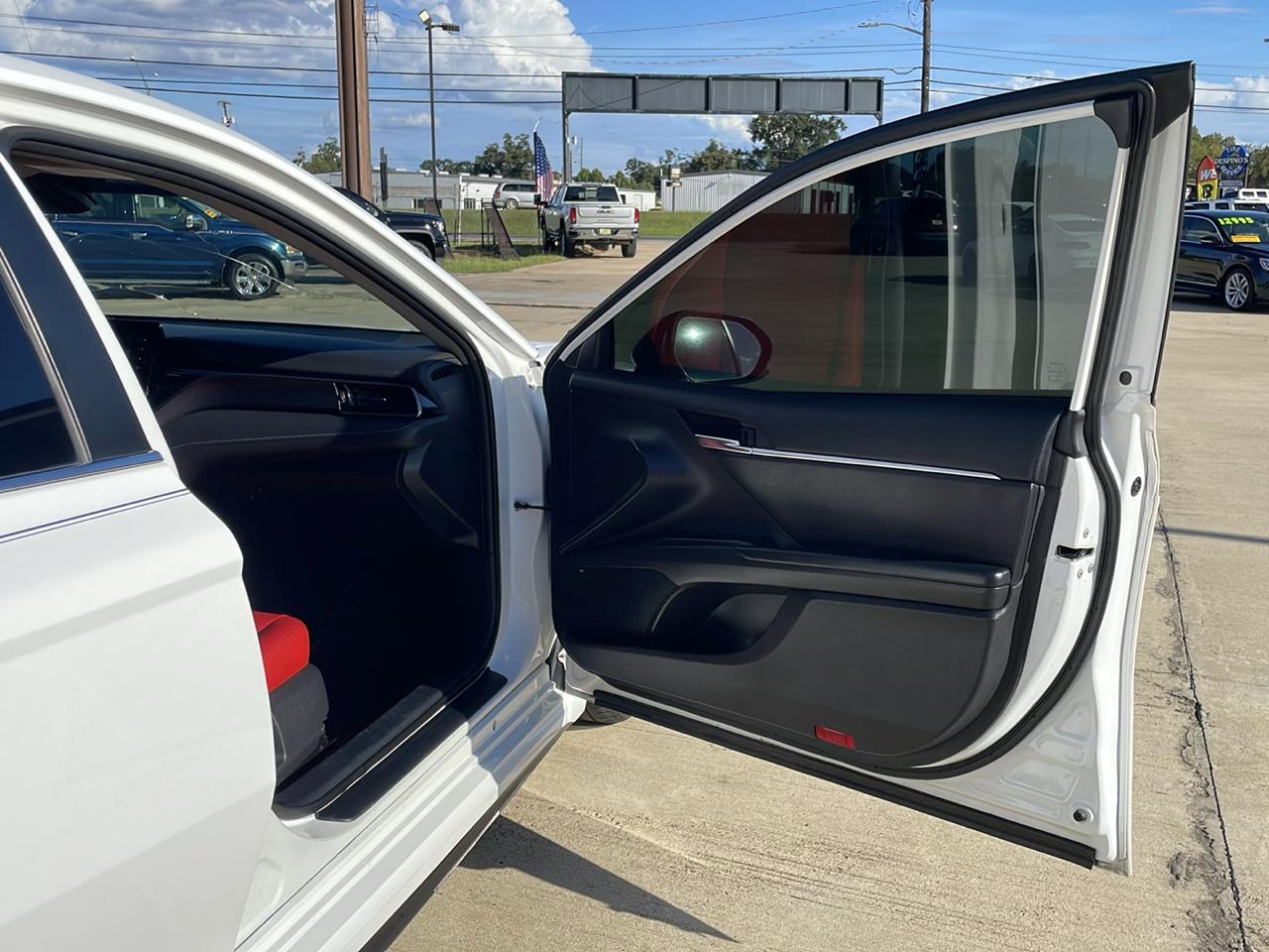 Toyota Camry SE Auto (Natl) 2021