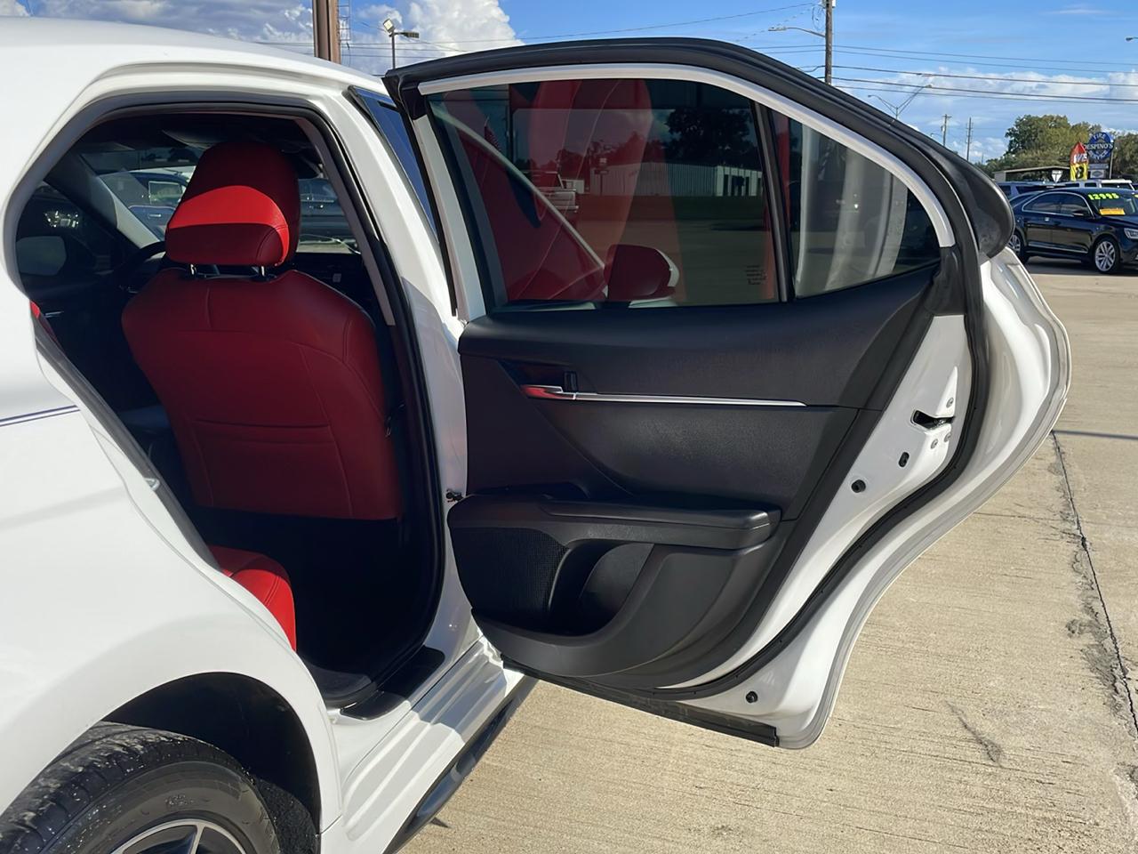 Toyota Camry SE Auto (Natl) 2021
