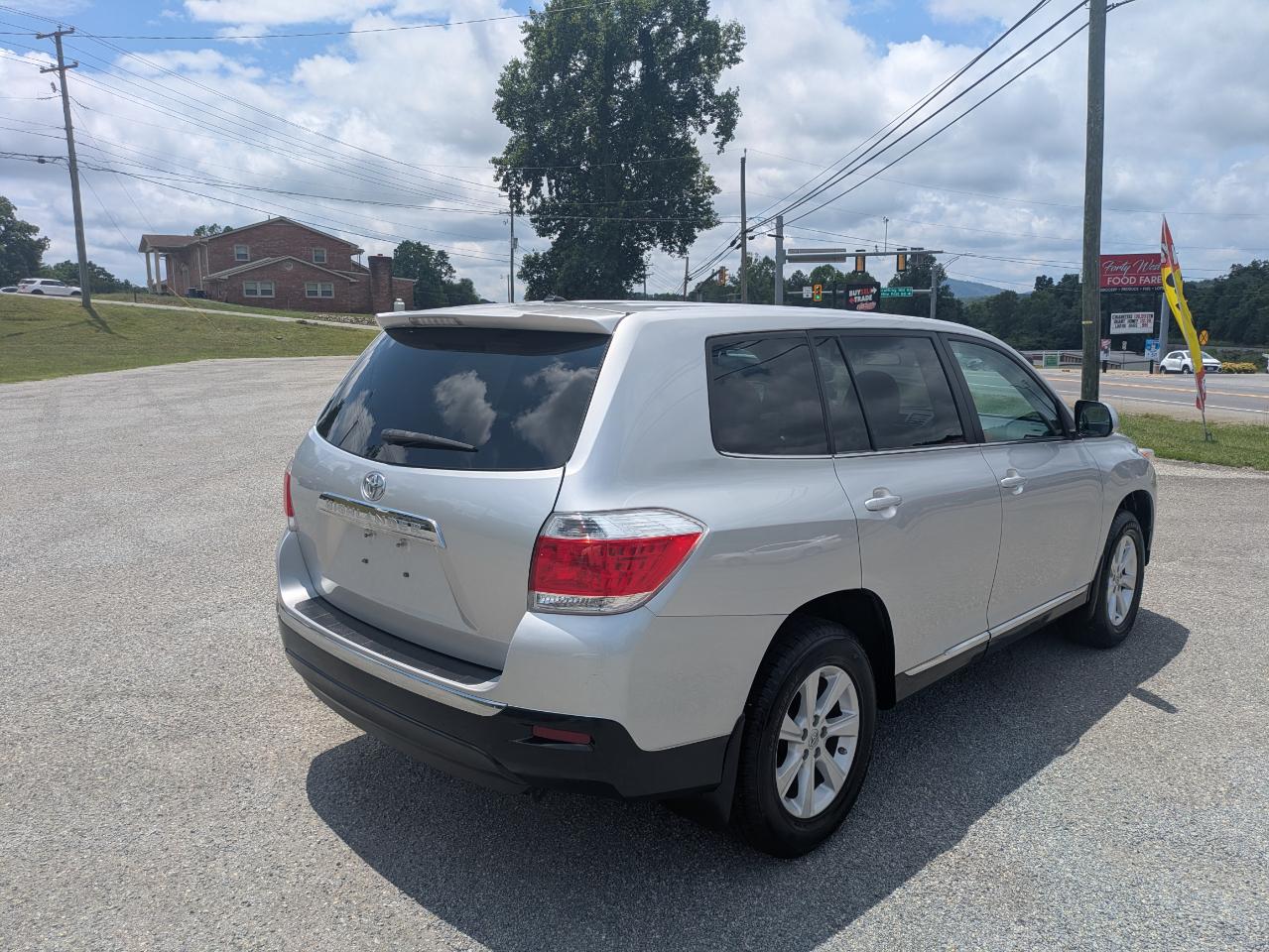 Toyota Highlander Base 2WD V6 2012