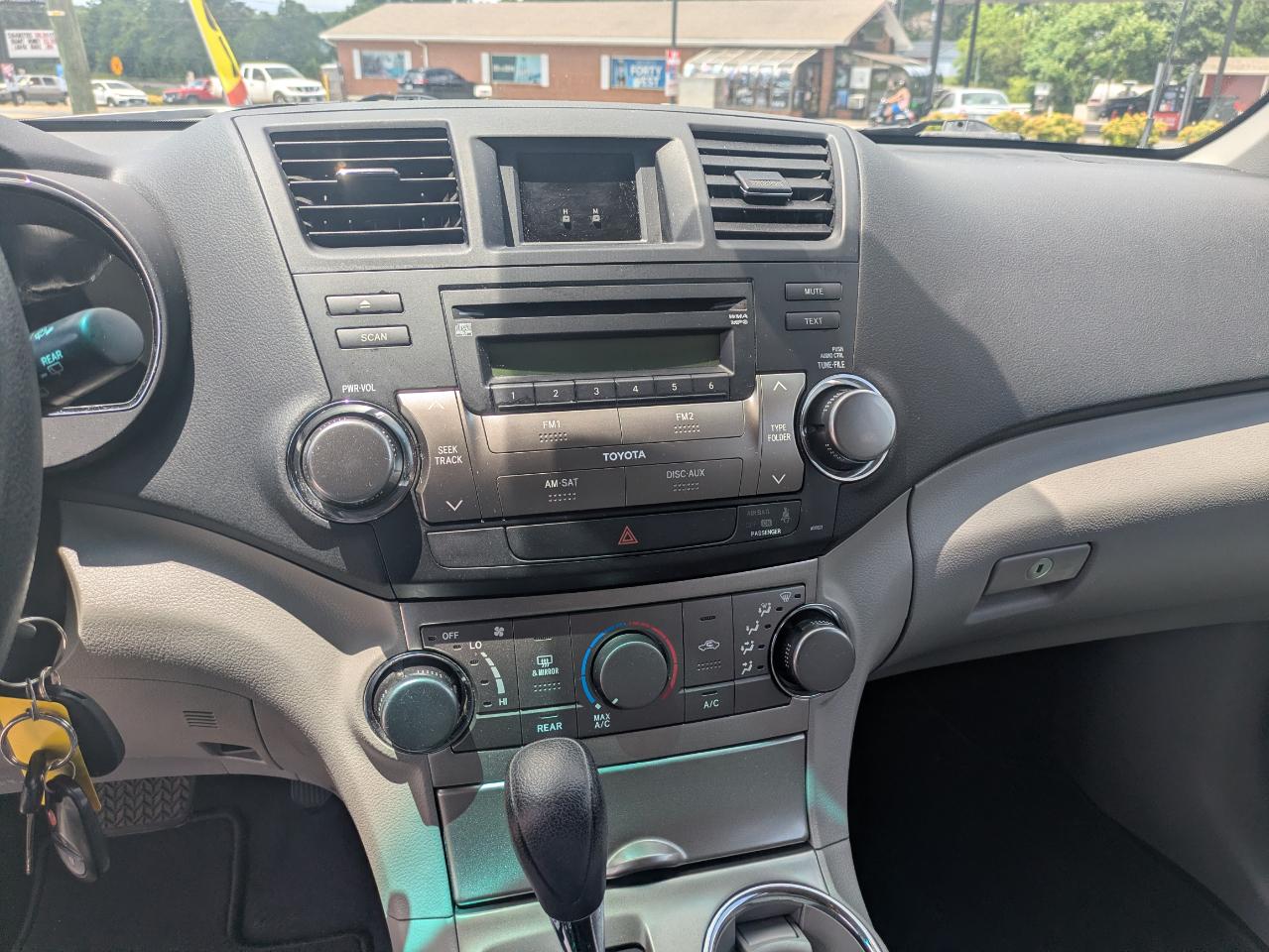 Toyota Highlander Base 2WD V6 2012