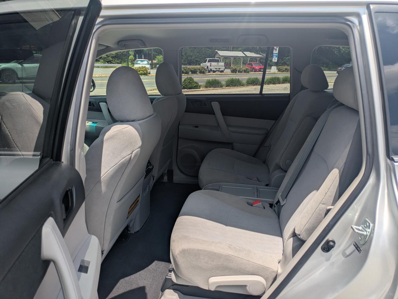 Toyota Highlander Base 2WD V6 2012