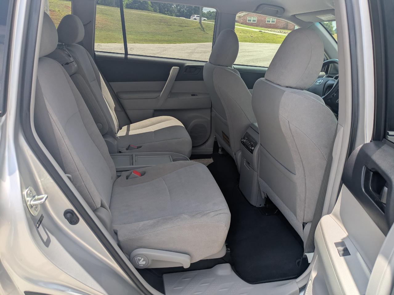 Toyota Highlander Base 2WD V6 2012