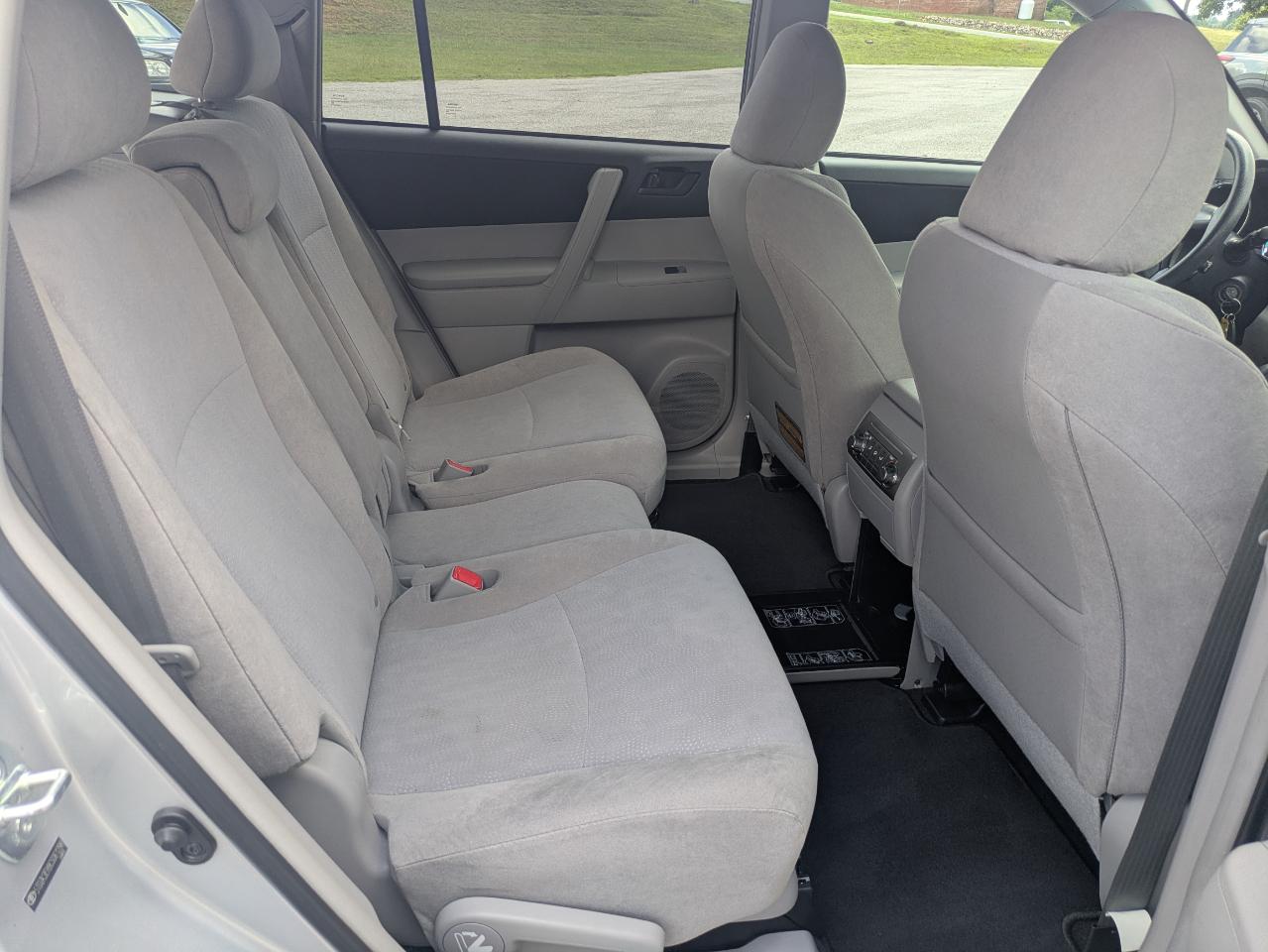 Toyota Highlander Base 2WD V6 2012