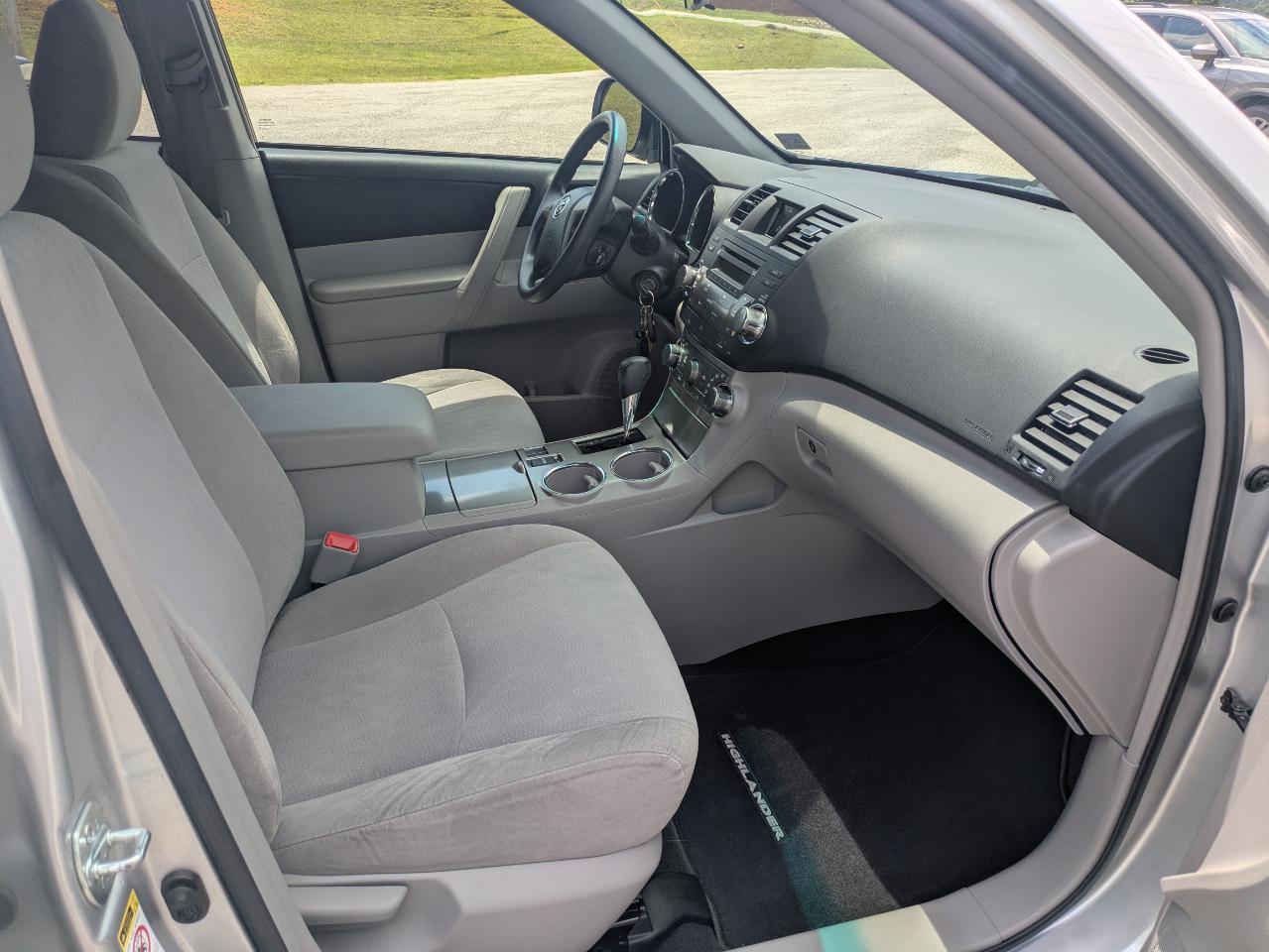 Toyota Highlander Base 2WD V6 2012