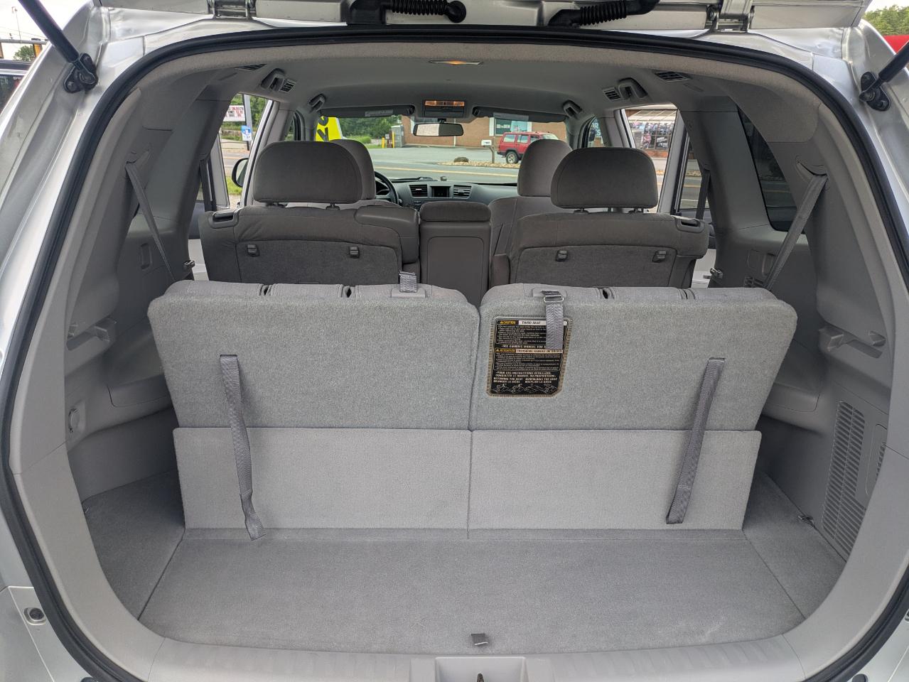 Toyota Highlander Base 2WD V6 2012