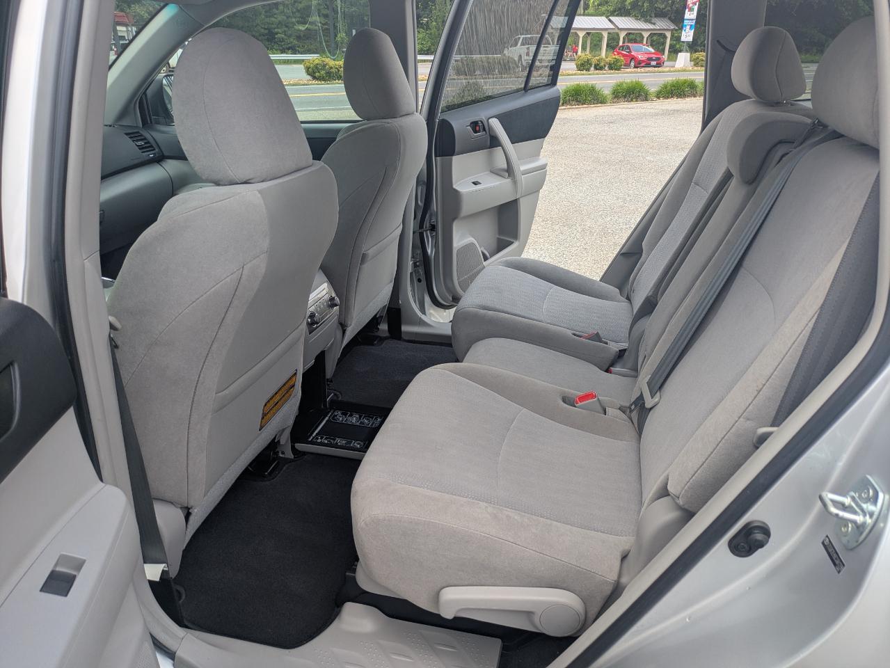 Toyota Highlander Base 2WD V6 2012