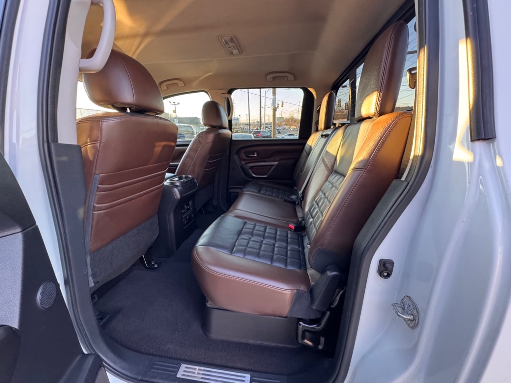 Nissan Titan SV Crew Cab 4WD 2017