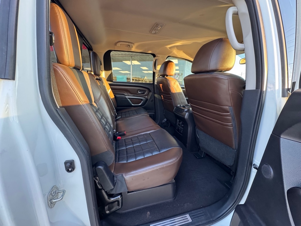 Nissan Titan SV Crew Cab 4WD 2017