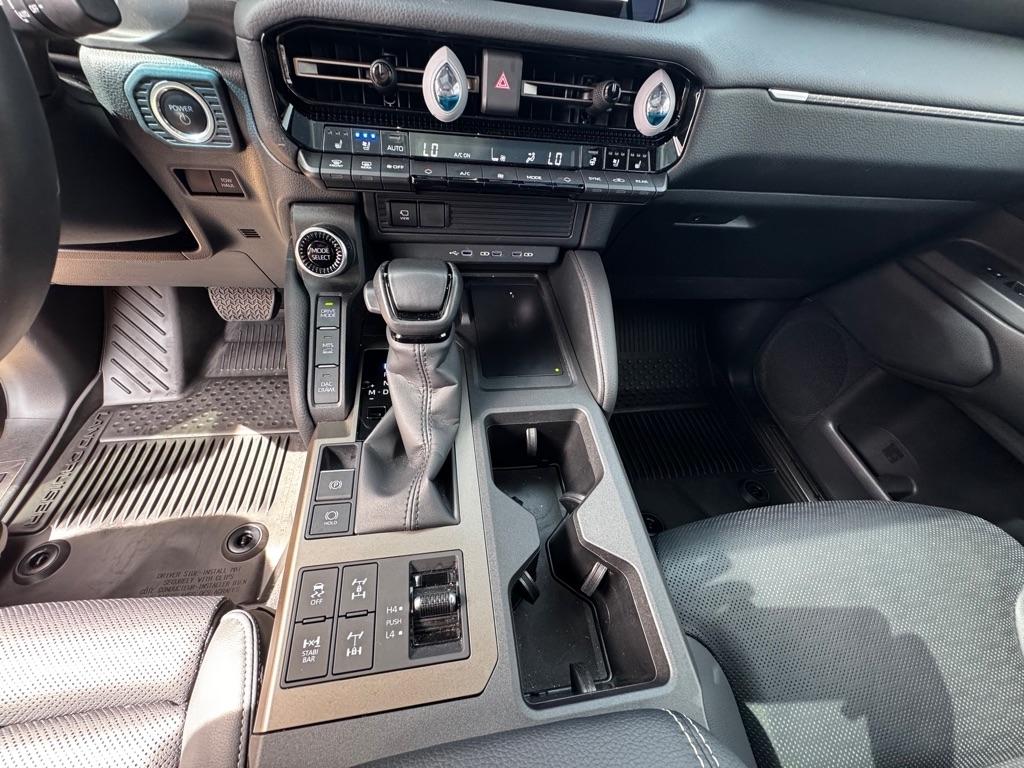 Toyota Land Cruiser Base 2024