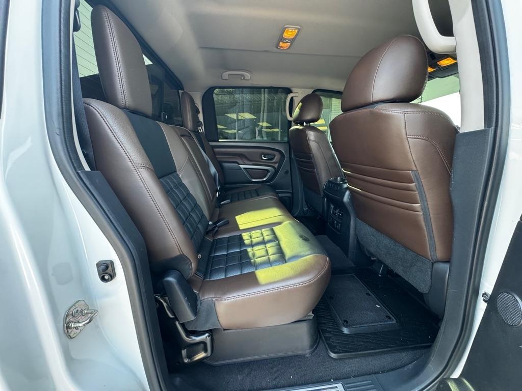 Nissan Titan SV Crew Cab 4WD 2017