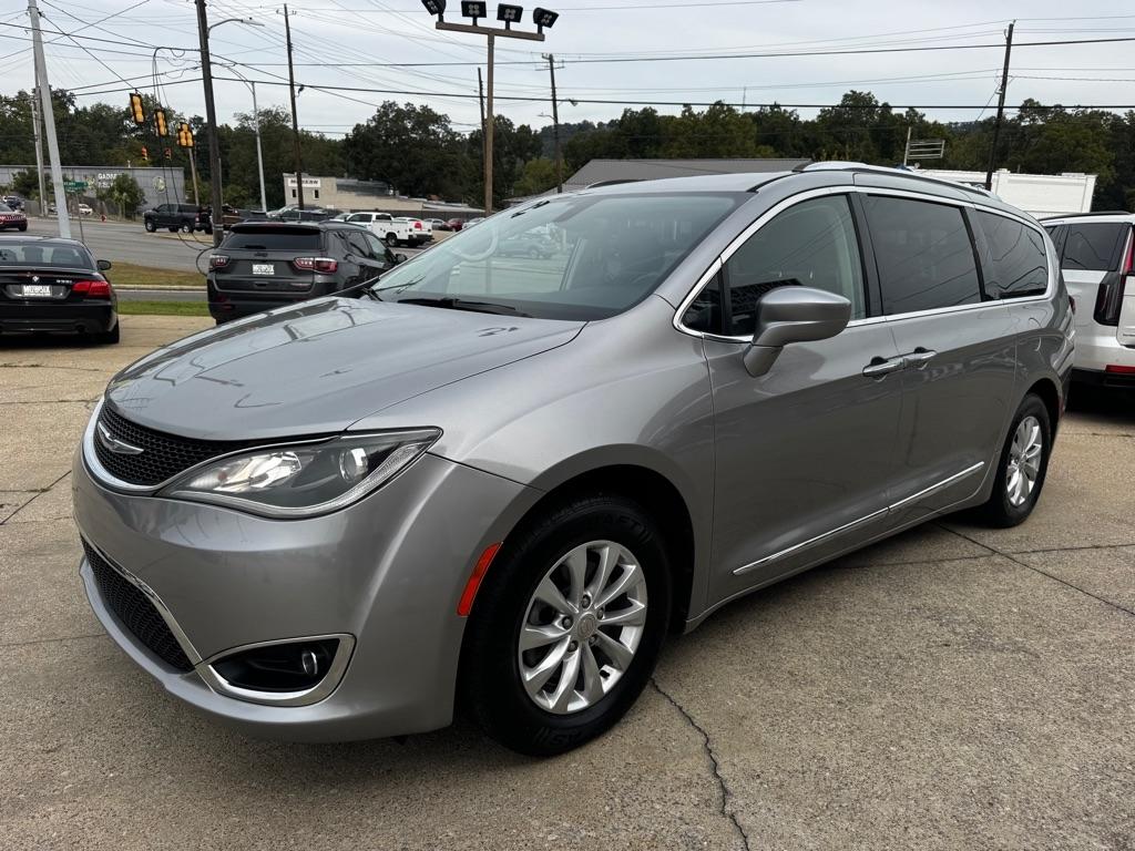 Chrysler Pacifica photo 2