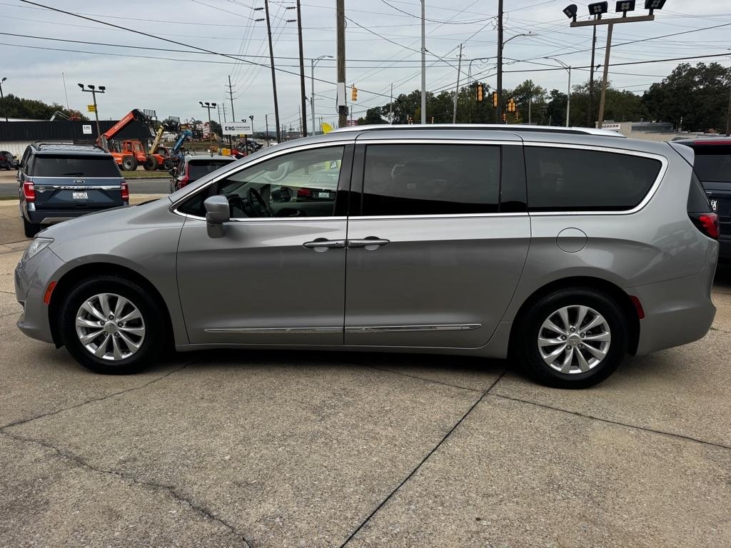Chrysler Pacifica photo 3